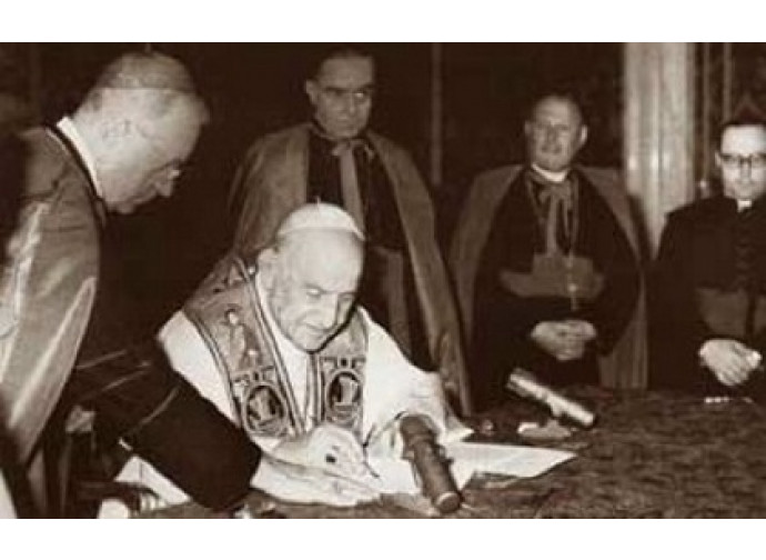 Giovanni XXIII firma l'enciclica Giovanni XXIII firma l'enciclica